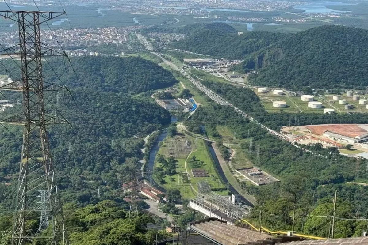 Defesa Civil pede que moradores evitem o Rio Cubatão após abertura de dutos