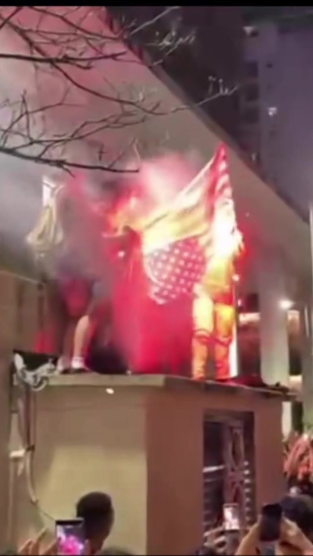 Em Santos, manifestantes queimam bandeira dos EUA em festa pela vitória de Lula