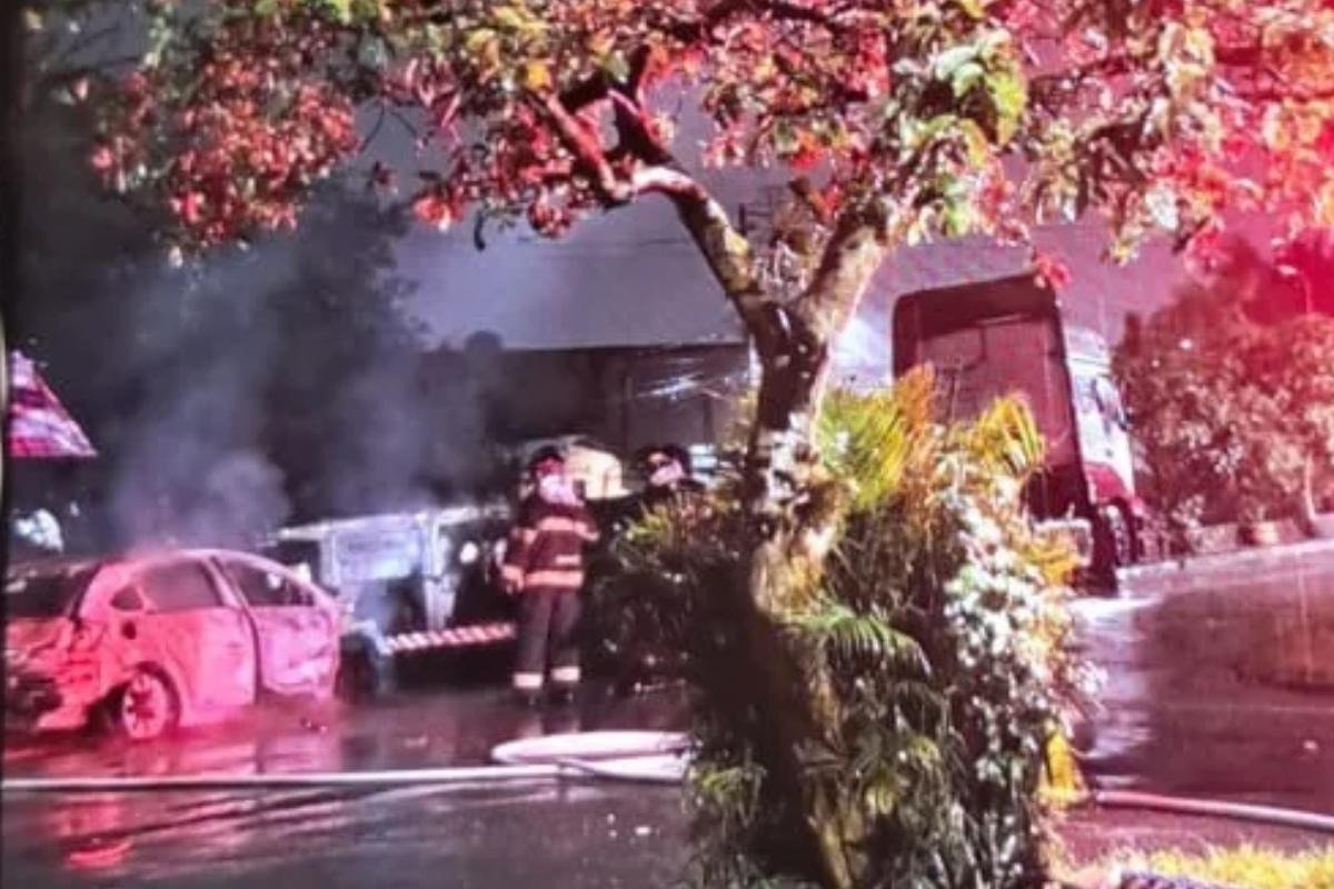 Carro é destruído pelo fogo em avenida do Guarujá