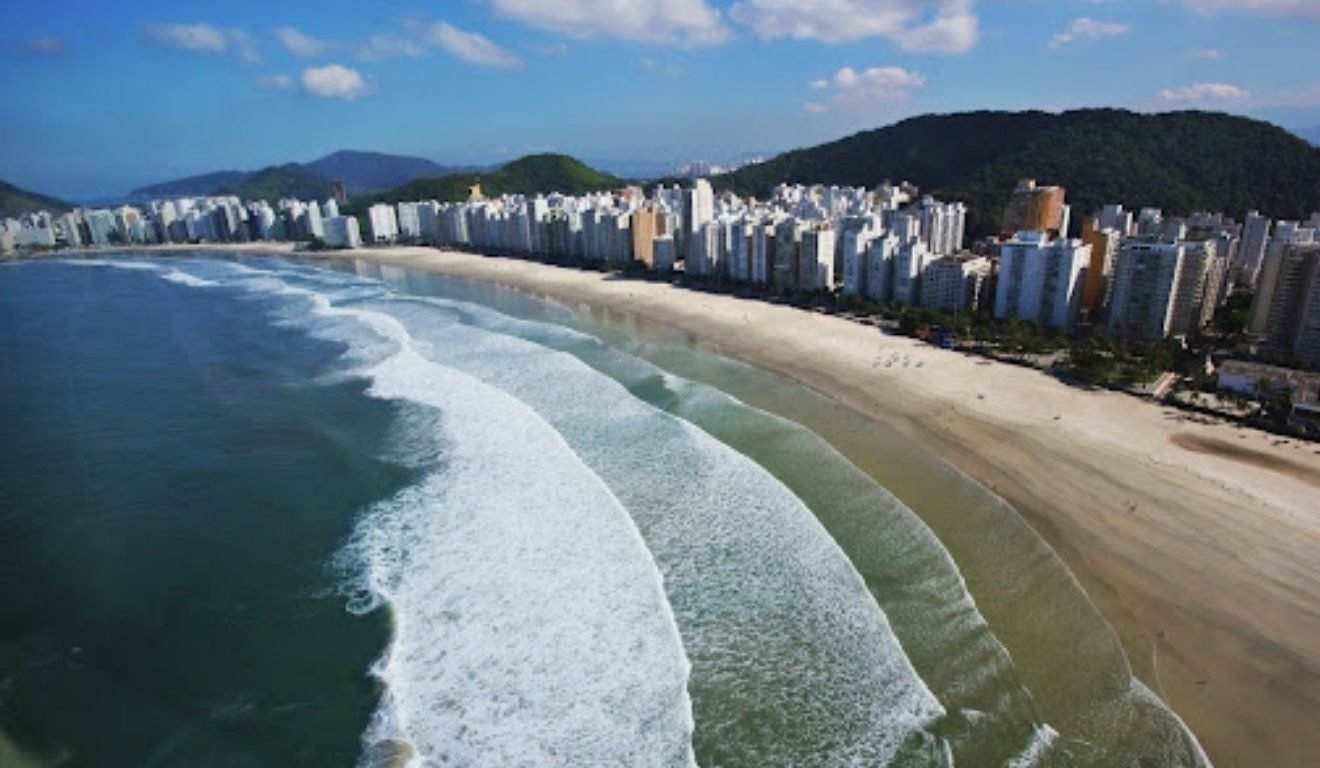 Guarujá prevê taxa ambiental para veículos de turistas em 2027