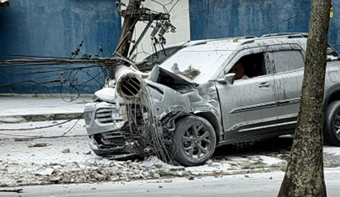 Poste cai sobre carro com casal de idosos em Praia Grande