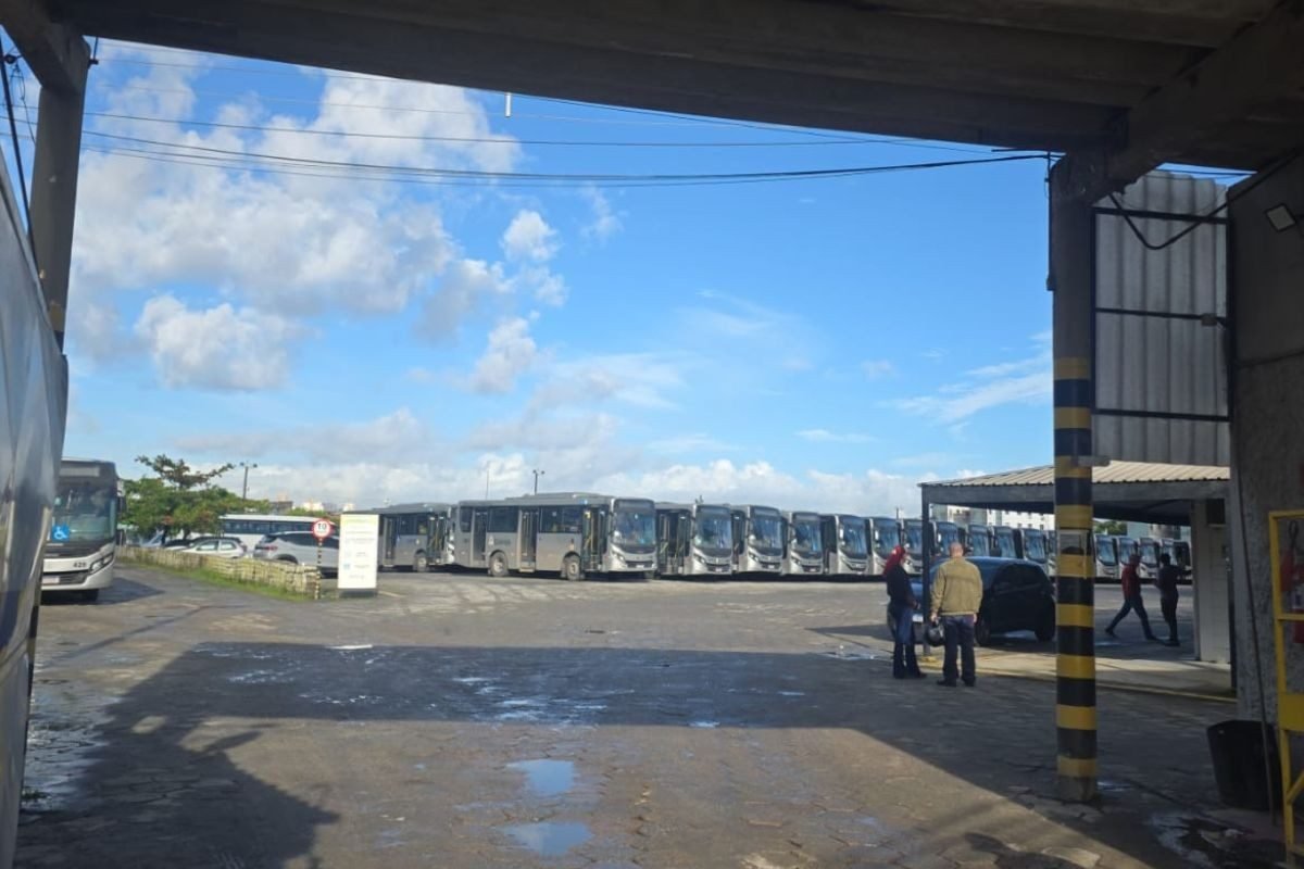 Ônibus voltam a circular em Guarujá após greve