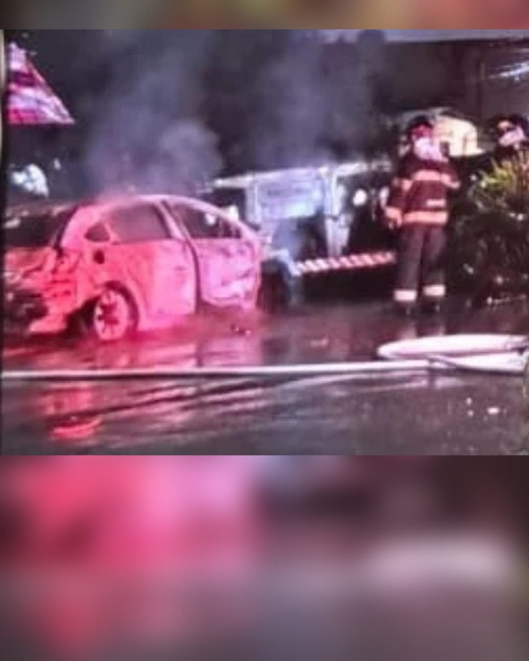 Carro é destruído pelo fogo em avenida do Guarujá