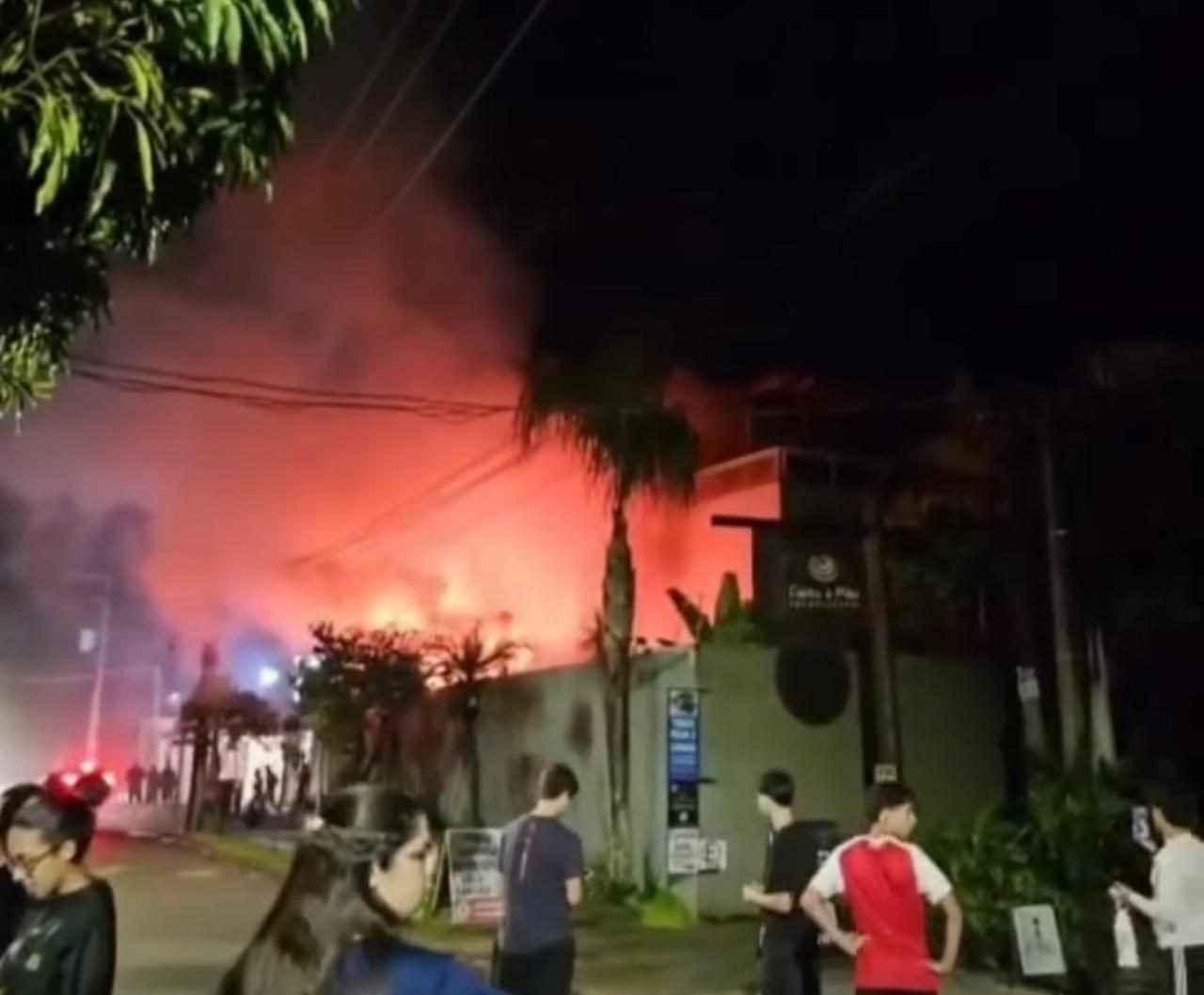 Fogo atinge casa em condomínio de Juquehy, em São Sebastião