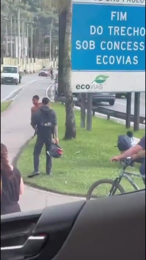 Trio de bicicleta rouba homem na entrada de Guarujá